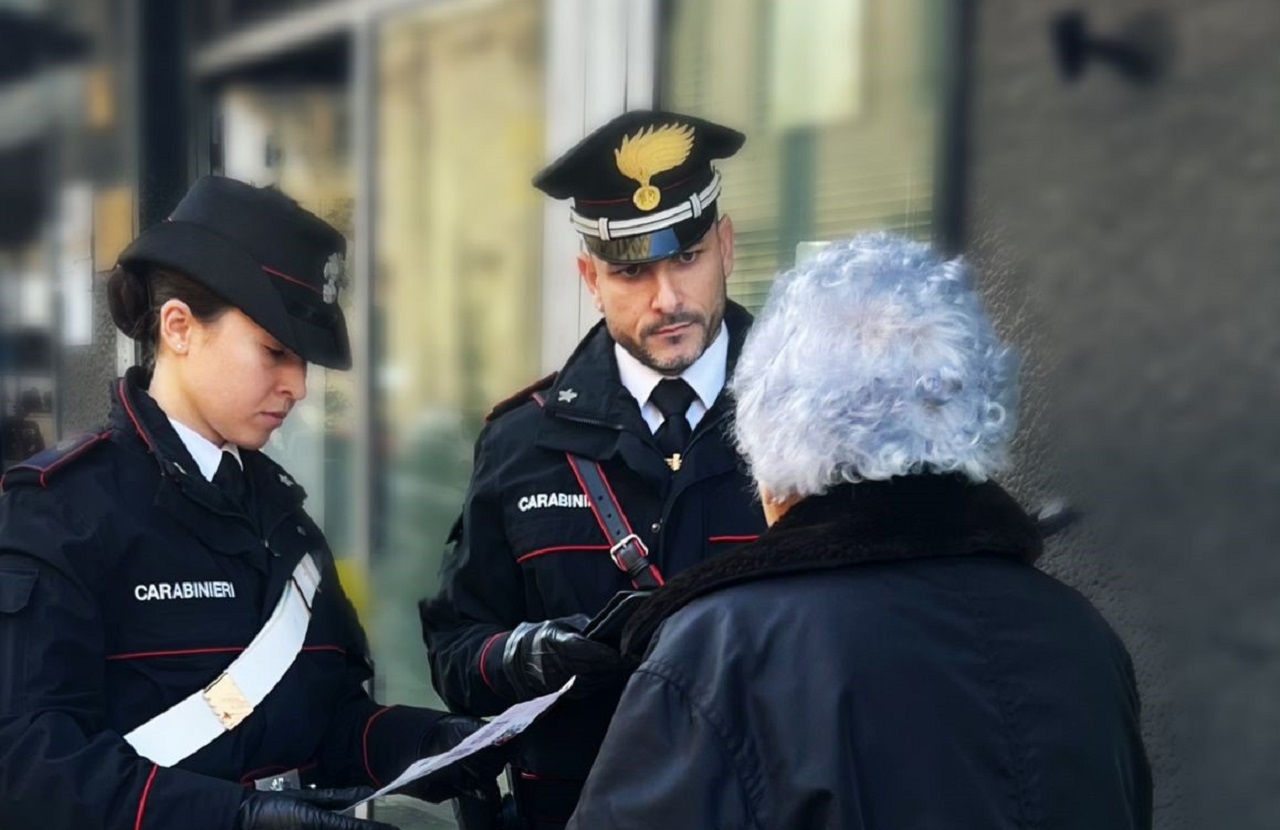 Minorenne si finge carabiniere per truffare gli anziani: in comunità