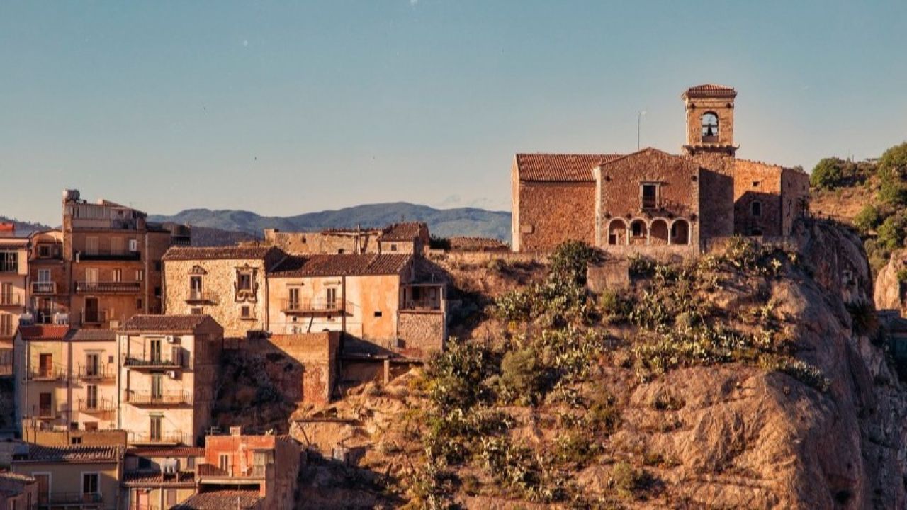 Come celebrare la Festa della Repubblica in Sicilia: un viaggio tra storia, cultura e tradizioni