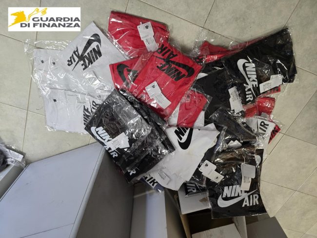 Maxi sequestro di capi d’abbigliamento contraffatti al mercato rionale di Mazara del Vallo