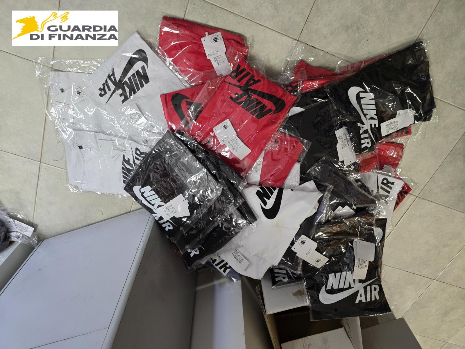 Maxi sequestro di capi d’abbigliamento contraffatti al mercato rionale di Mazara del Vallo