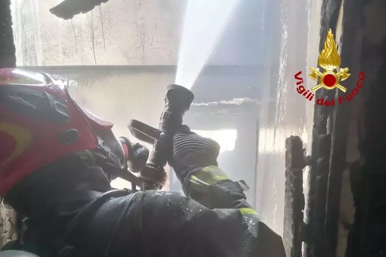 Incendio ad Alcamo: fiamme in due appartamenti, due vigili del fuoco intossicati