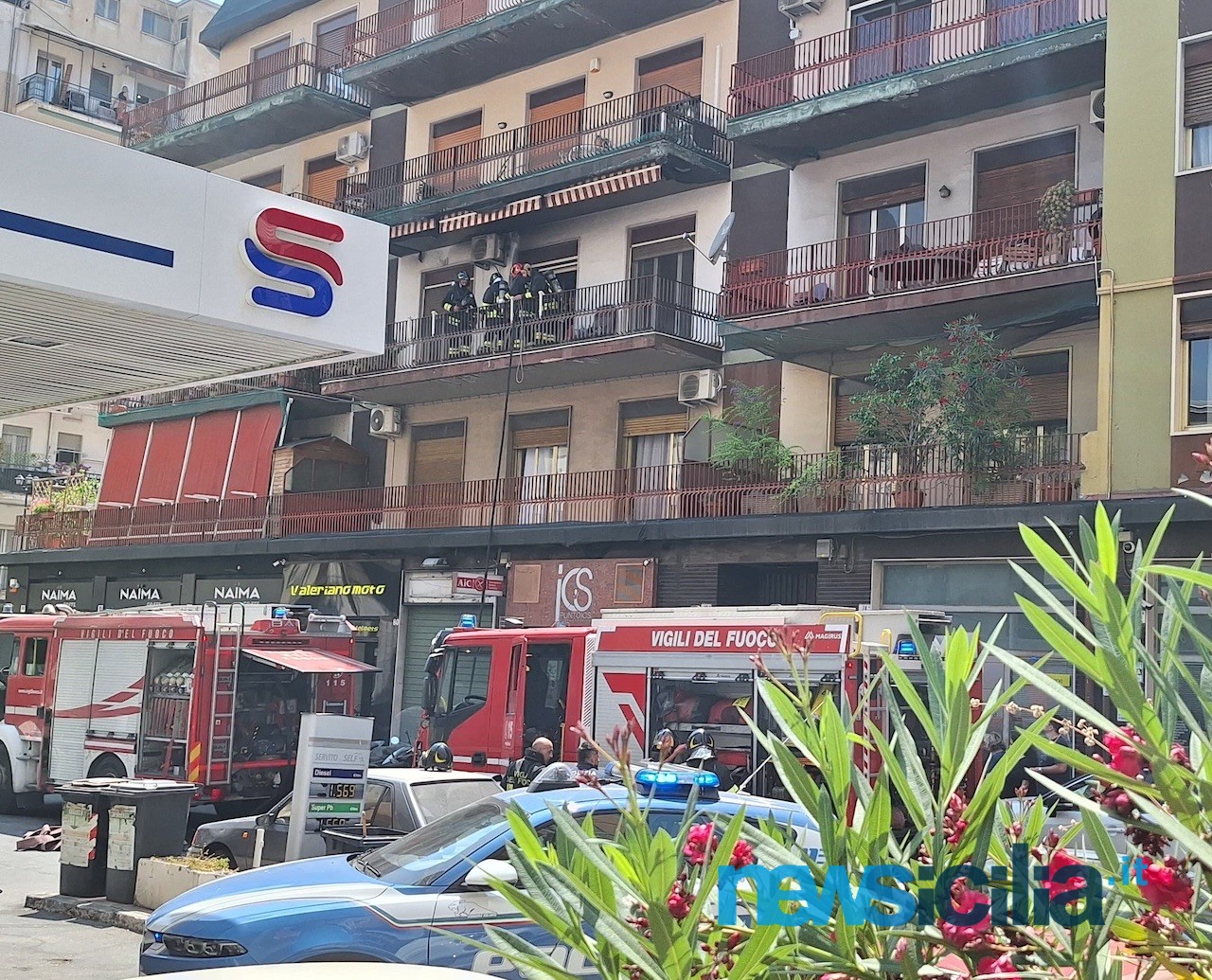 Catania, incendio in una abitazione di via Canfora