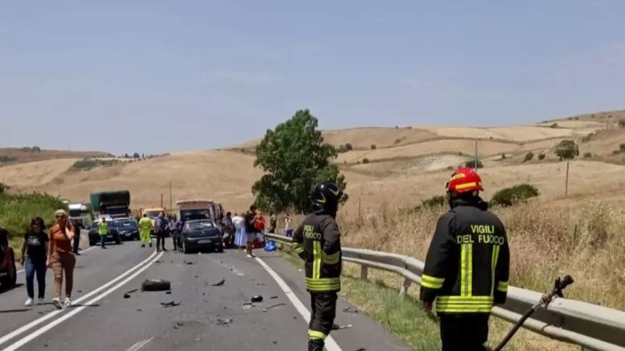 Scontro tra due auto sulla Statale 117 a Salinelle: tre feriti gravi tra cui una donna incinta