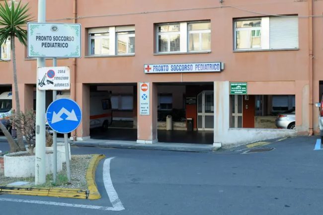 Messina, madre cade dal balcone con la neonata: la bimba è grave
