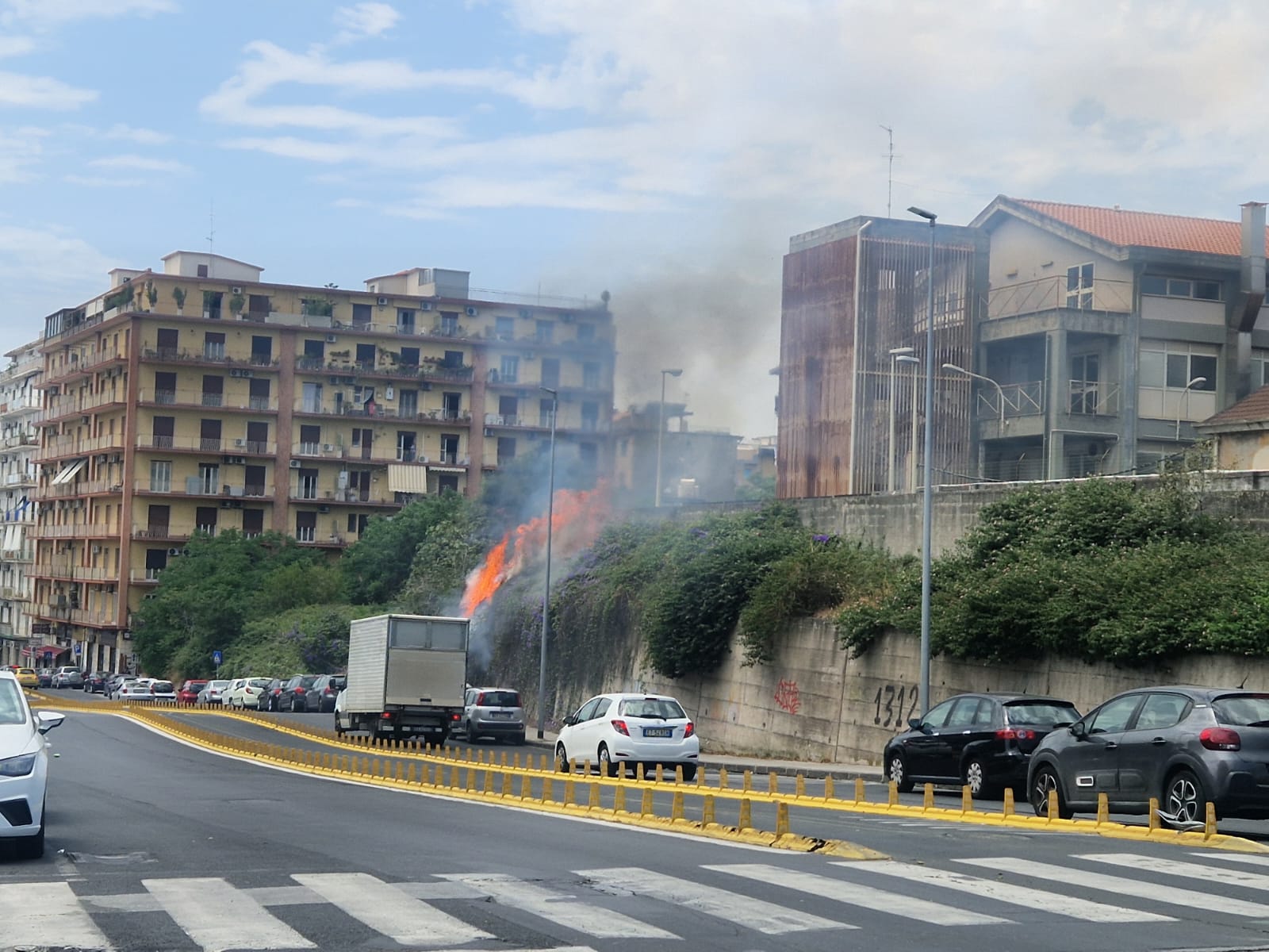 Catania, incendio vicino alla caserma Sommaruga: paura in via Milo