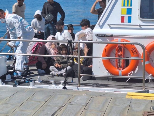 Sbarco a Filicudi: individuati 26 migranti, avviate le indagini