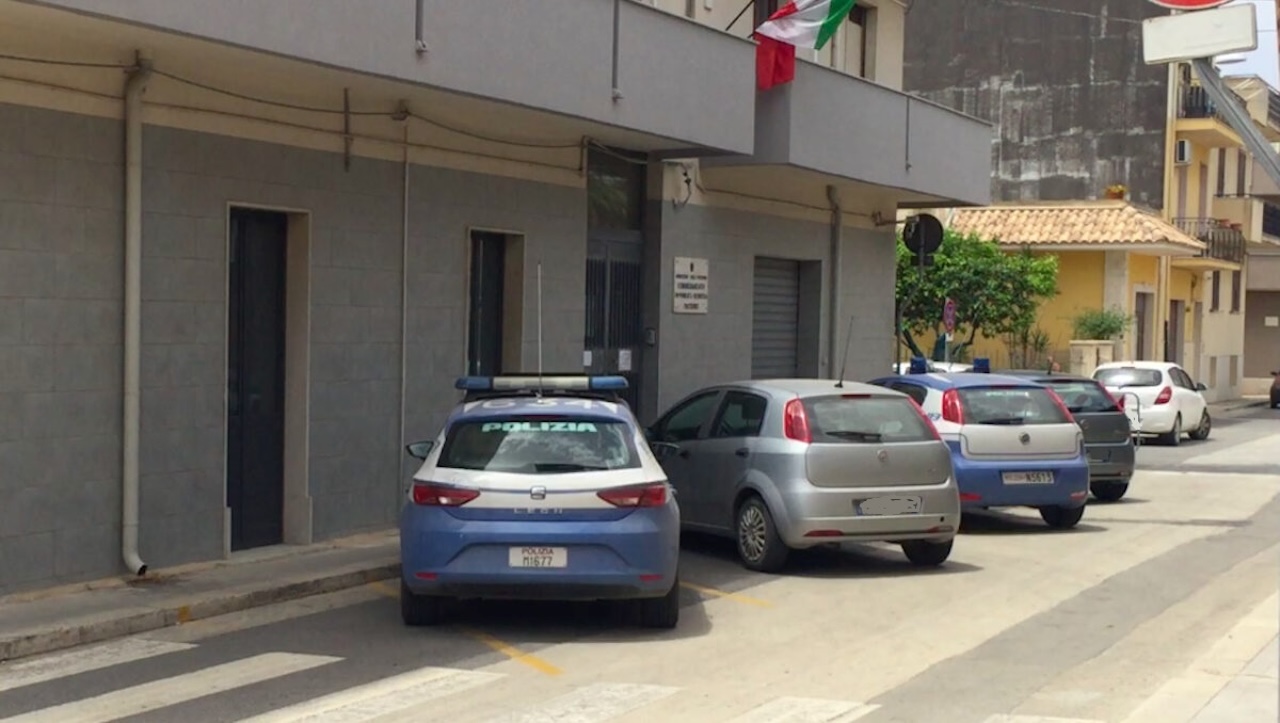 Pachino, evade dai domiciliari e impaurisce con pistola giocattolo i passanti per fuggire: arrestato