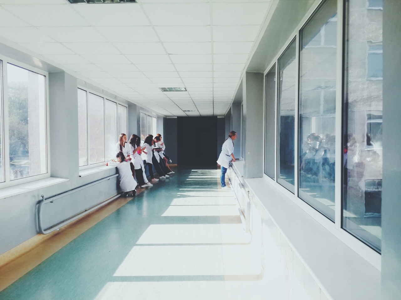 Feto quasi a termine trovato in un cestino del bagno dell’ospedale di Piacenza