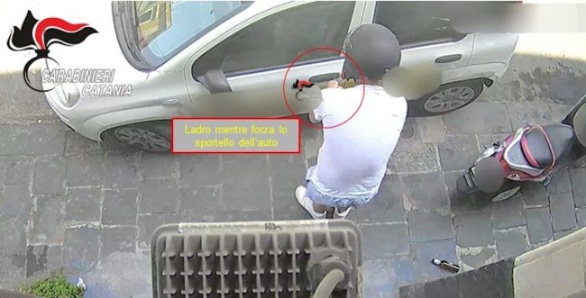 Catania, ruba pacchi da un furgone per le consegne: 33enne identificato e denunciato