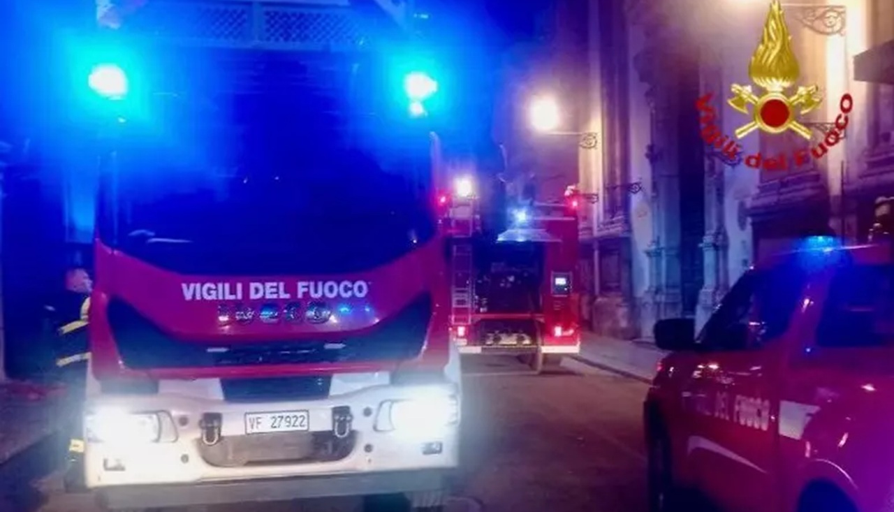 Palermo, picchia la compagna e dà fuoco all’appartamento