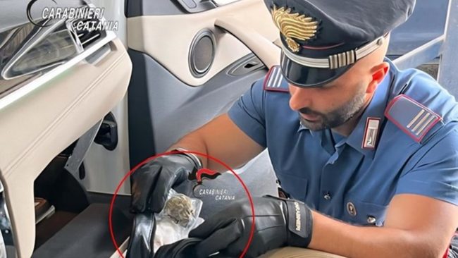 Catania, 19enne ai domiciliari gestiva lo spaccio da casa: arrestato con un complice