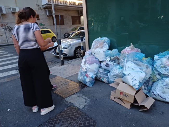 Rifiuti, blitz in borghese della Polizia Locale: 150 multe in una sola sera a Catania