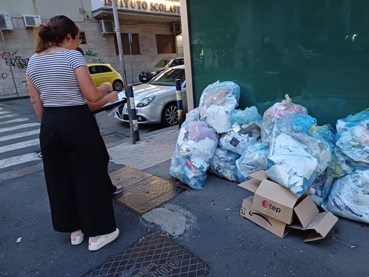 Rifiuti, blitz in borghese della Polizia Locale: 150 multe in una sola sera a Catania