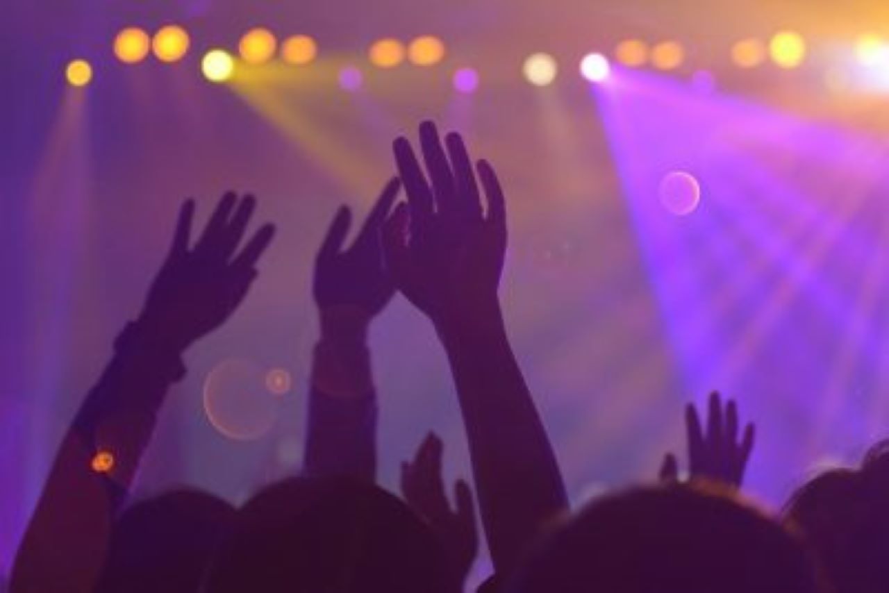 Rissa fuori da una discoteca, la sicurezza li blocca e loro fanno volare le transenne