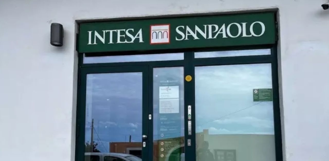 Salina, coro di “no” per la chiusura della filiale bancaria di Intesa San Paolo