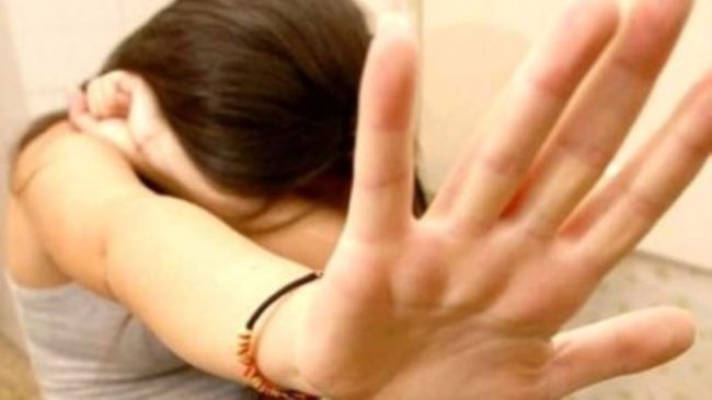 Ferisce con un coltello una ragazza di 16 anni: arrestato per tentato omicidio