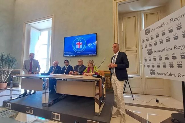 Accolto il deputato Auteri nella Dc, Cuffaro gli consegna il codice etico