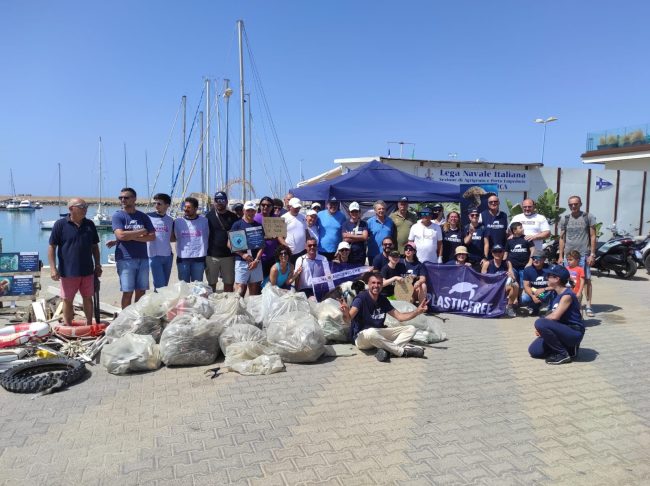 Plastic Free Sicilia: 3 tonnellate di rifiuti rimossi in 9 eventi