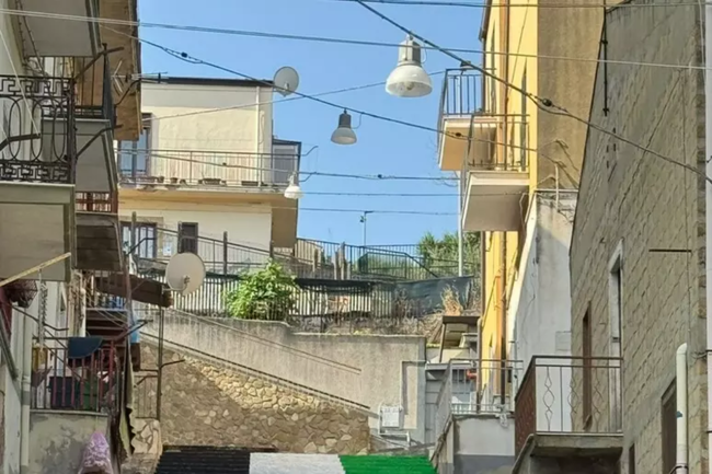 Scalinata con i colori palestinesi a Villarosa: scoppia la polemica