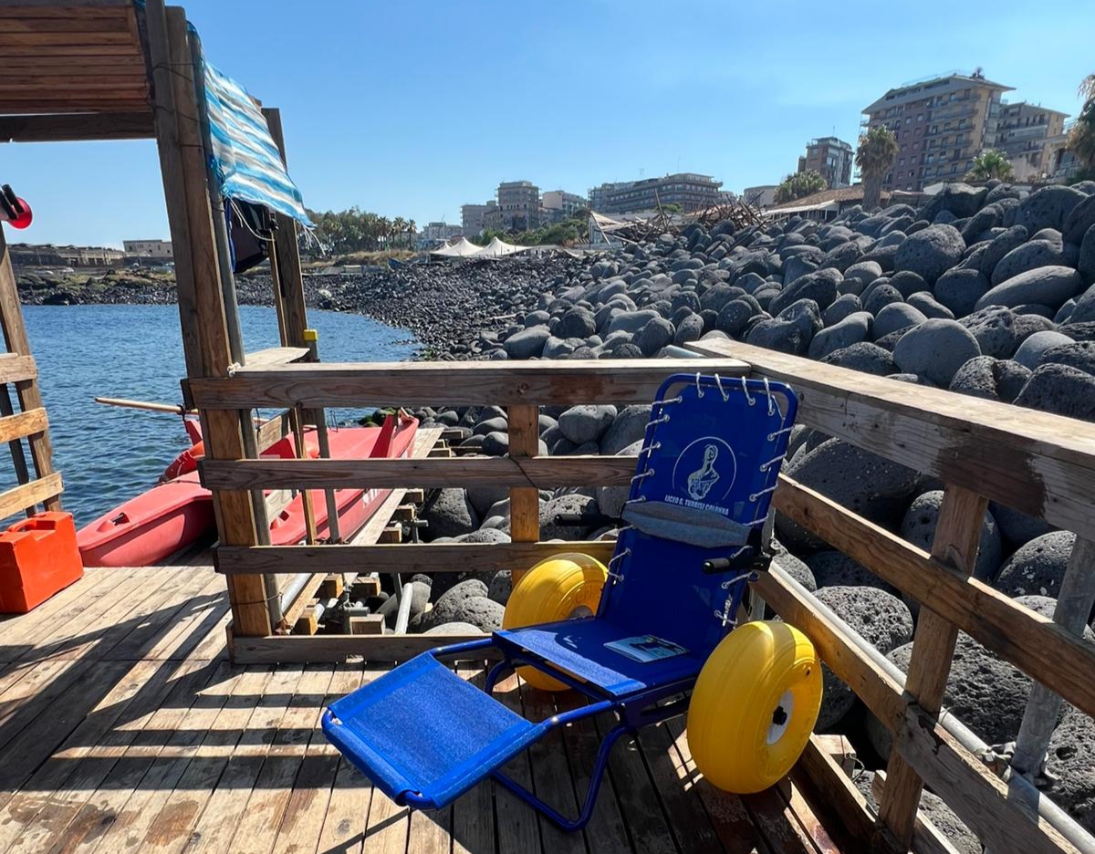 Accesso al mare per tutti a Catania: sedie anfibie sulle spiagge libere della Plaia e a San Giovanni Li Cuti