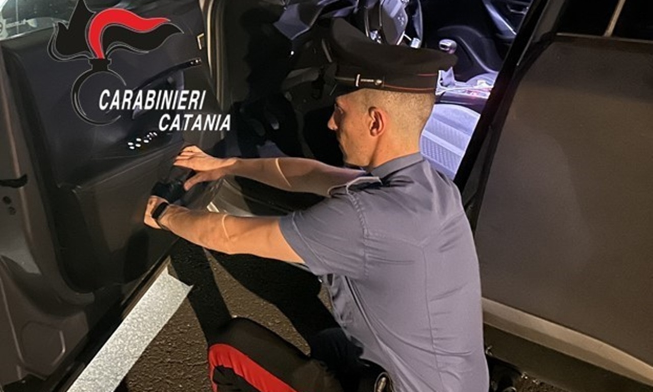 Scordia, fugge all’alt dei carabinieri: 25enne arrestato per spaccio