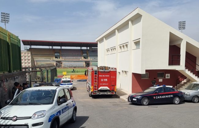 Aggressione a vigili urbani di Acireale: posteggiatore abusivo arrestato dopo resistenza e fuga sul tetto