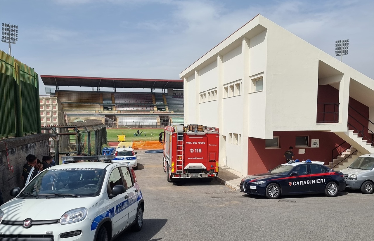 Aggressione a vigili urbani di Acireale: posteggiatore abusivo arrestato dopo resistenza e fuga sul tetto