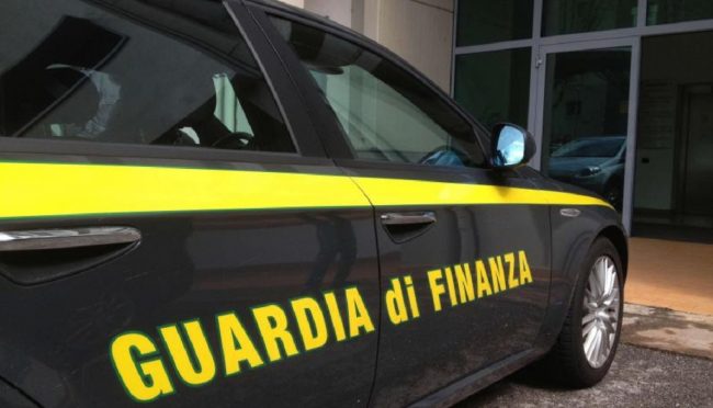 In manette imprenditore per caporalato: sfruttava e controllava i lavoratori con telecamere