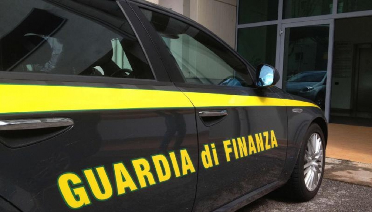 In manette imprenditore per caporalato: sfruttava e controllava i lavoratori con telecamere