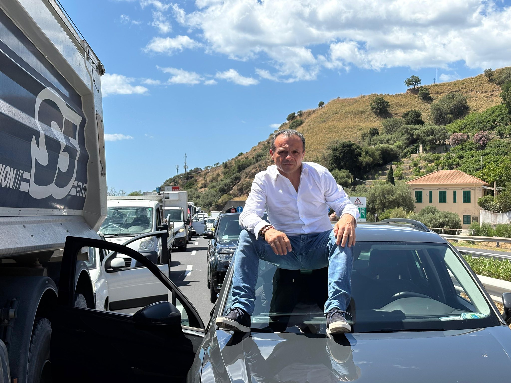 L’incidente e il caos sulla Catania-Messina, sindaco De Luca: “Ma in che mani siamo?”
