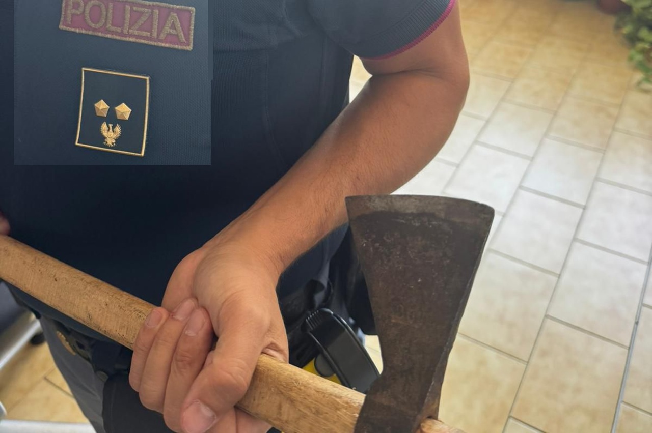 “Abbassate la musica o vi finisce male”: 23enne armato di accetta minaccia clienti e titolari di un bar a Catania