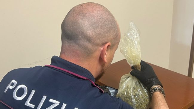 Catania, controlli a Nesima: arrestato 20enne ai domiciliari per spaccio
