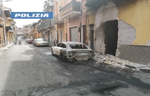 Auto avvolta dalle fiamme in una strada di Adrano: responsabile un 16enne