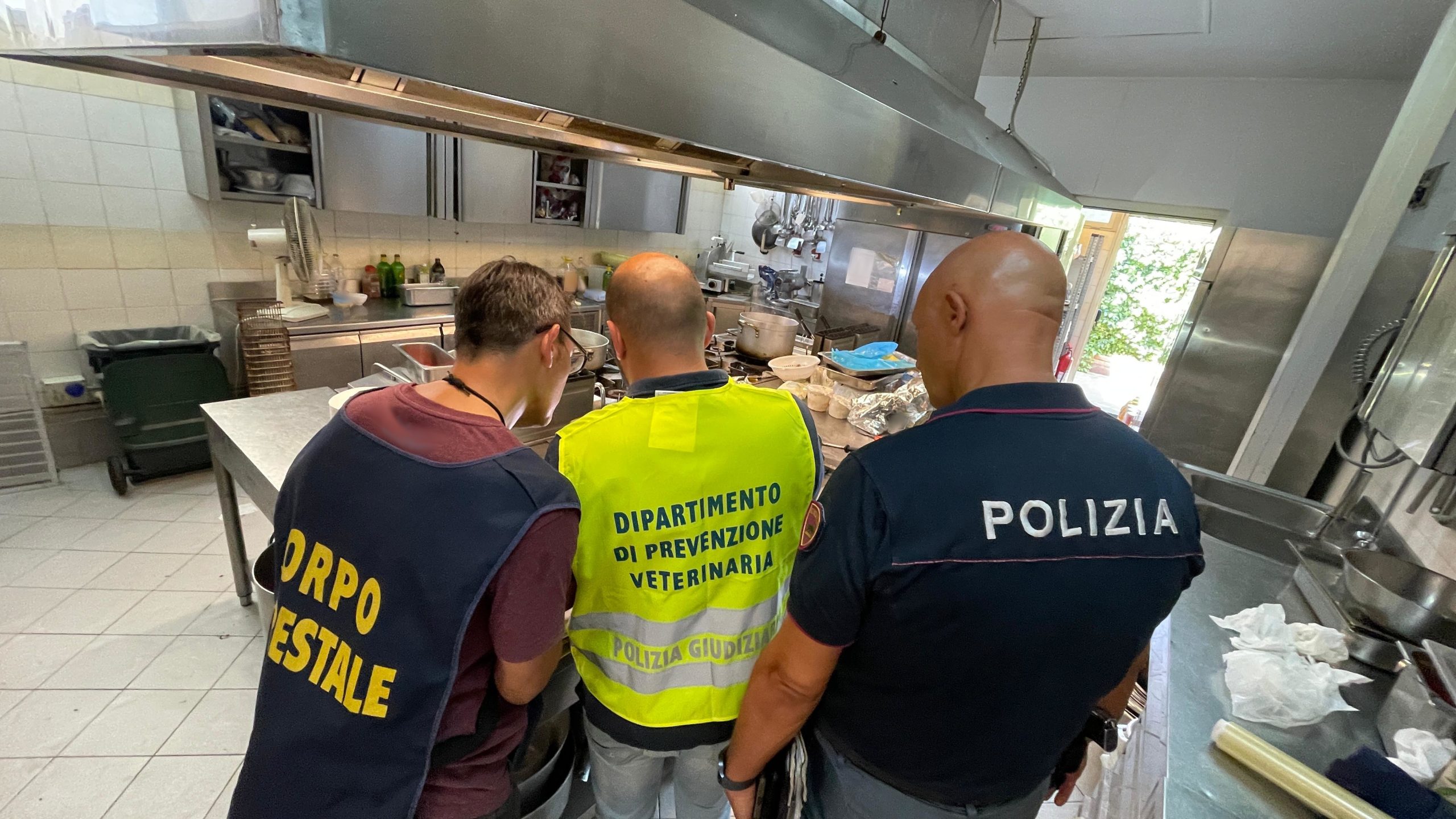 Blatte e lavoratori in nero in due lidi di Aci Castello: multe da oltre 44mila euro