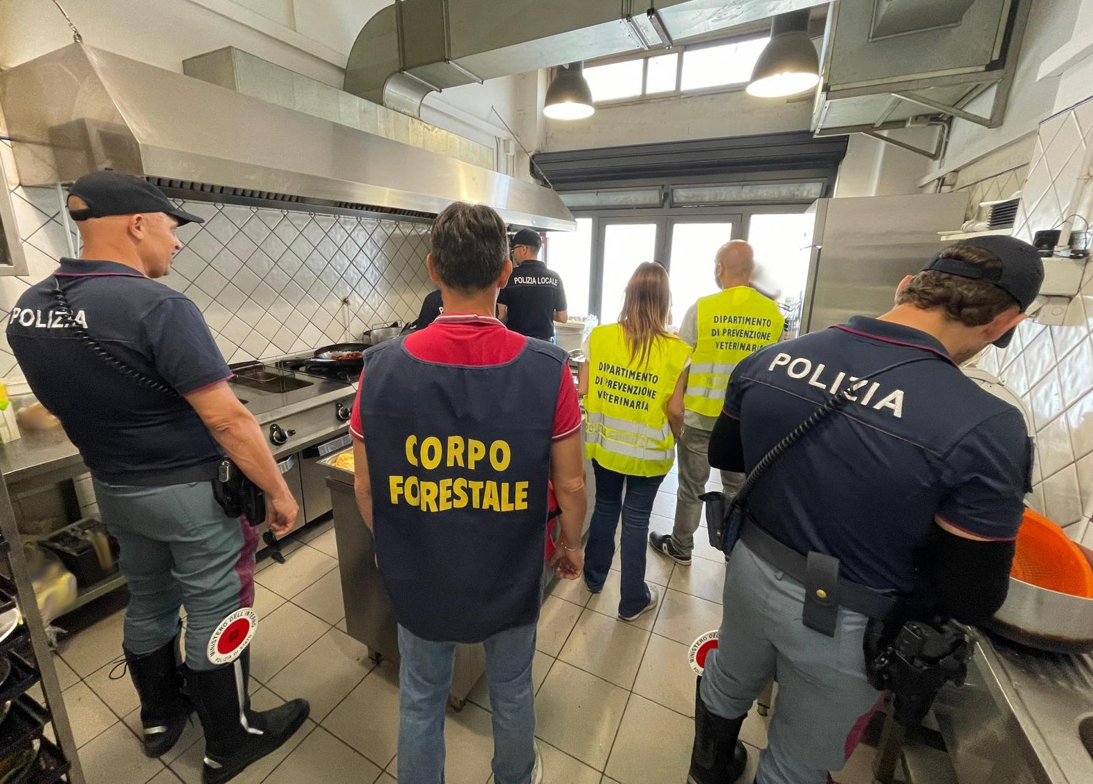 Controlli nei ristoranti di Nicolosi: cibo non tracciato, lavoro nero e violazioni sulla sicurezza