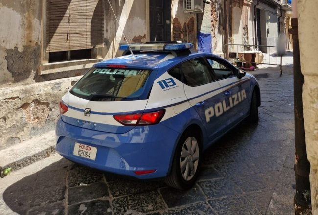 Catania, abusivo getta benzina in casa e picchia gli agenti
