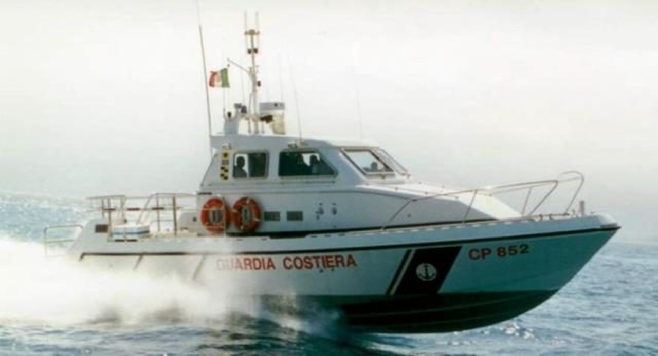 Nizza di Sicilia: la Guardia Costiera bonifica il litorale da materiali pericolosi