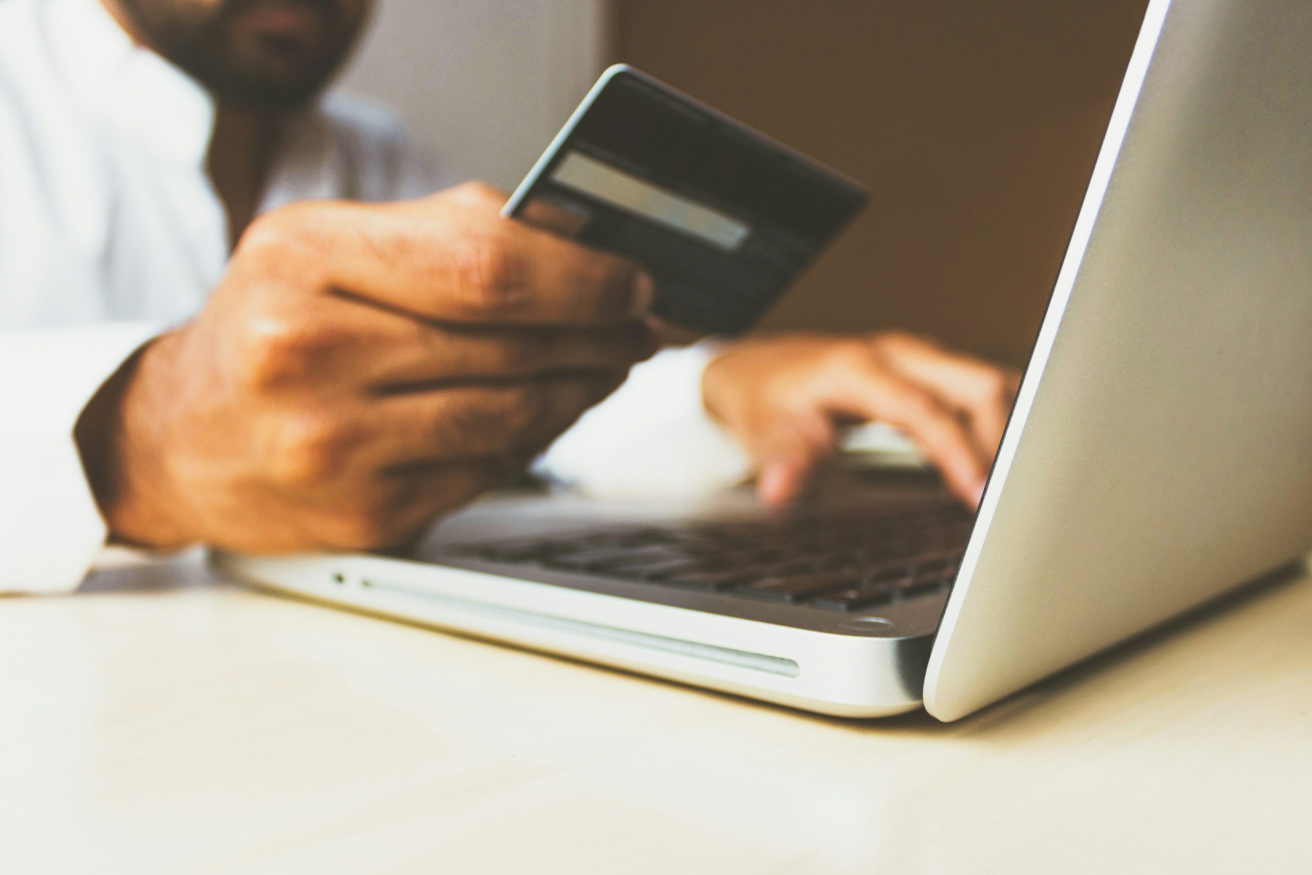 Carte di pagamento: 1 cliente su 2 abbandona l’attivazione, allarme fedeltà per le banche