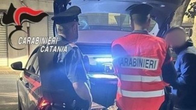Catania, ubriaco lancia oggetti dal balcone e appicca il fuoco in casa propria: fermato 36enne
