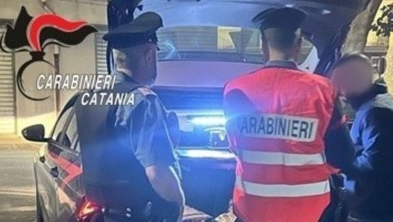 Catania, ubriaco lancia oggetti dal balcone e appicca il fuoco in casa propria: fermato 36enne