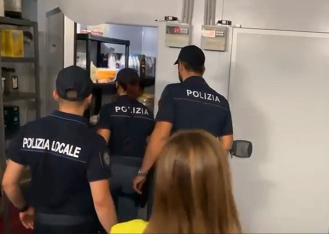 Il controllo in un noto locale della Scogliera: sequestro di alimenti e sanzioni per il titolare. C’era anche un lavoratore in nero