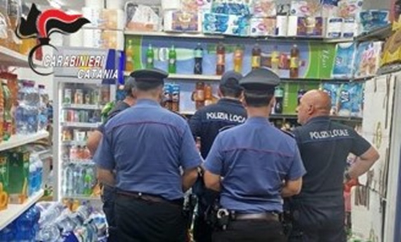 Catania, controlli notturni nei quartieri della movida: multe per musica alta, alcol fuori orario e negozi aperti oltre i limiti