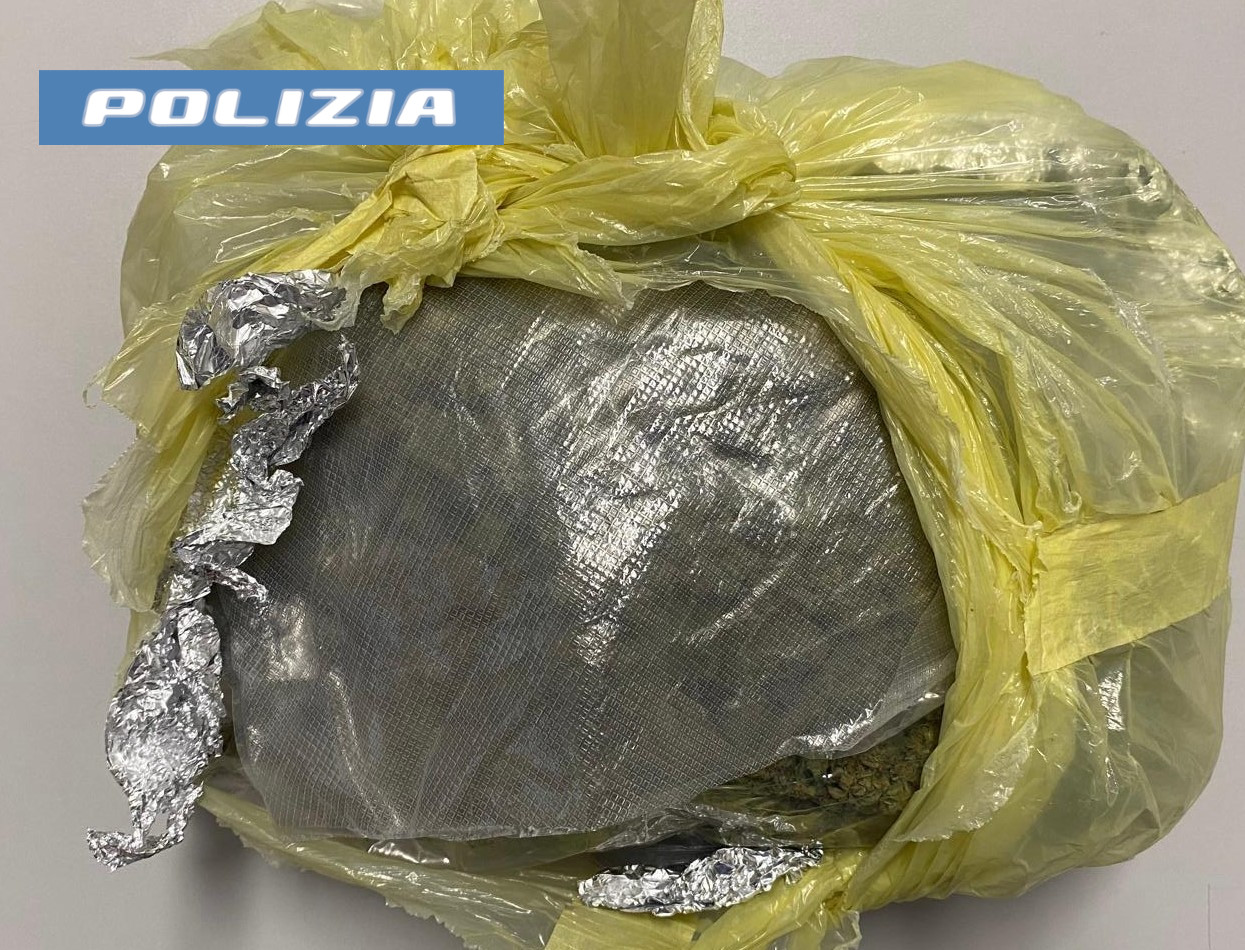 Adrano, marijuana nello scooter e fuga a piedi: arrestati due giovani pusher
