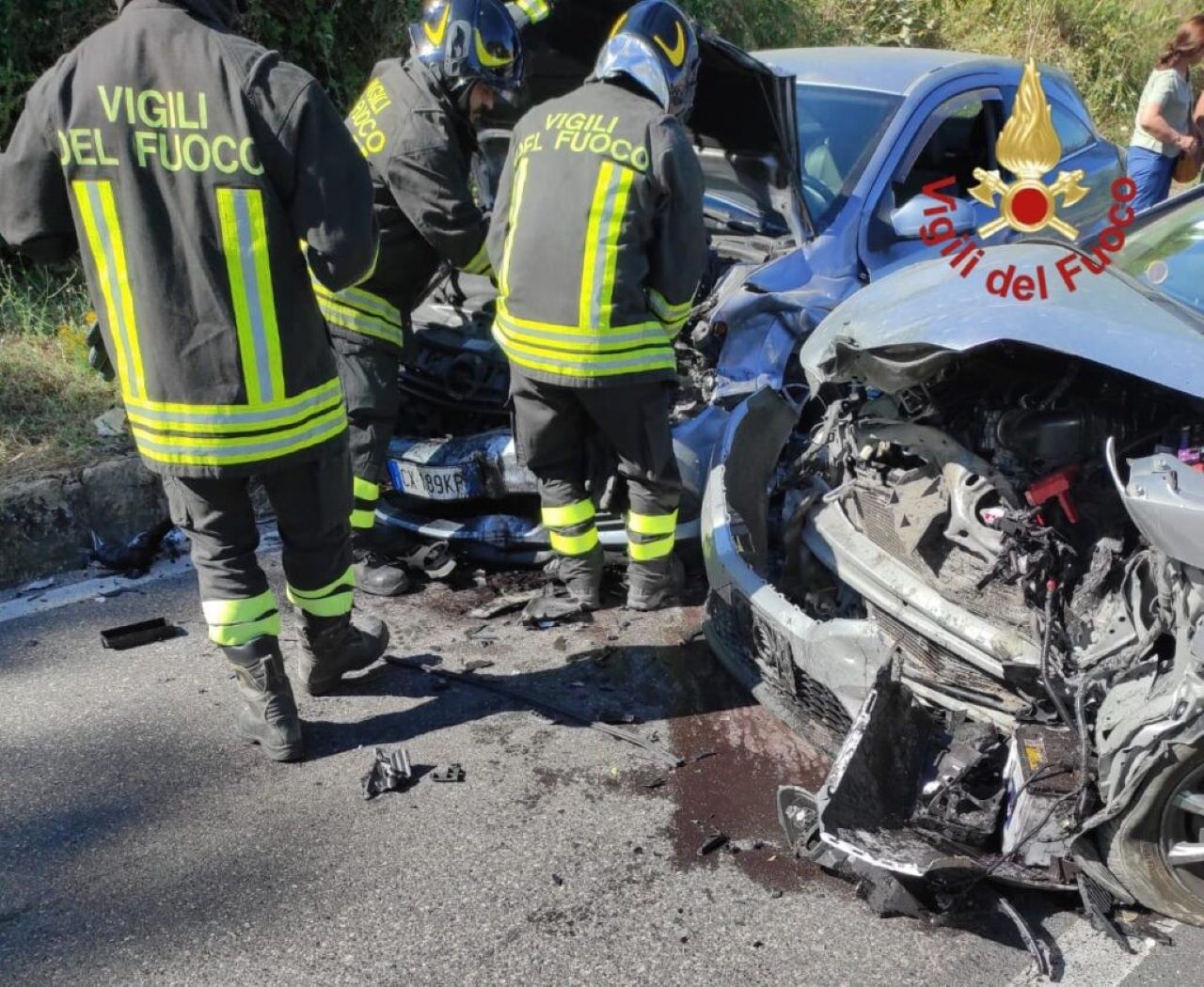 Incidente tra tre auto nell’Ennese: due persone estratte dalle lamiere