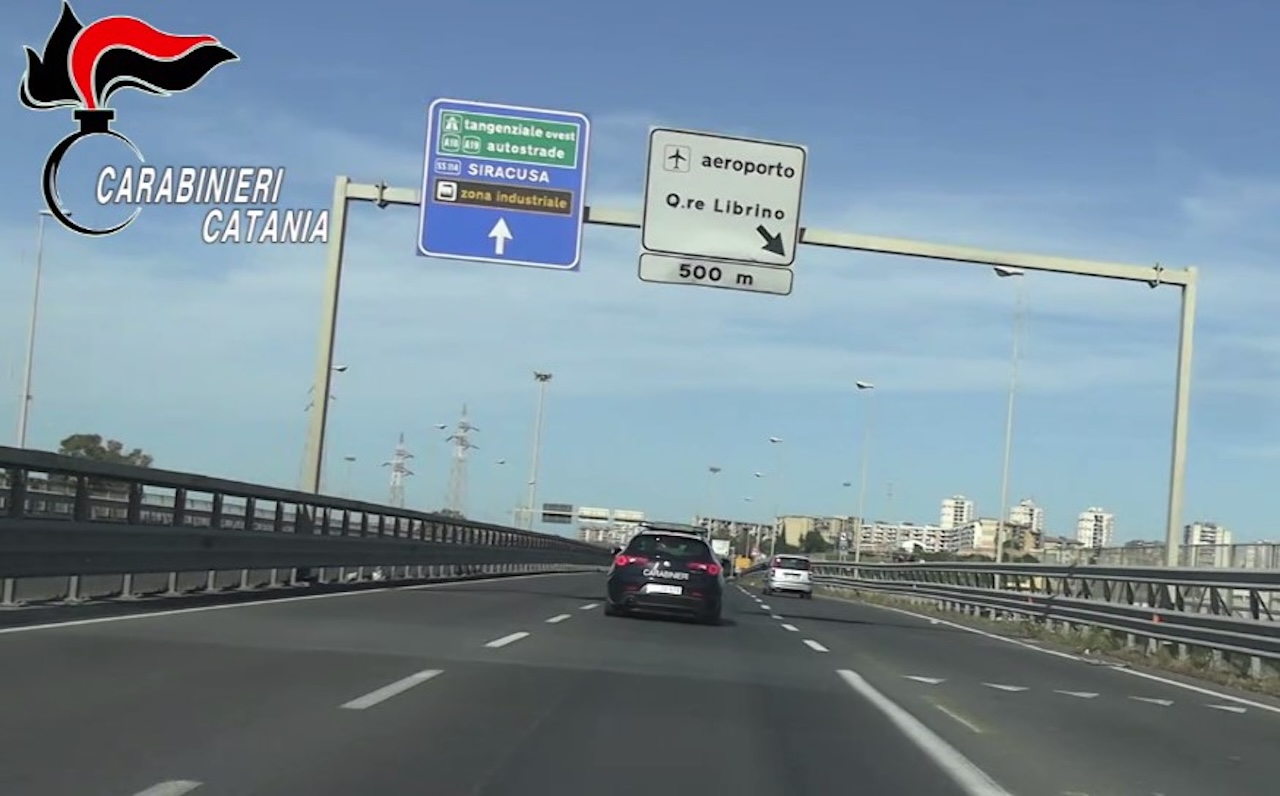 Uomo torturato per un debito di droga: tre arresti a Catania – VIDEO
