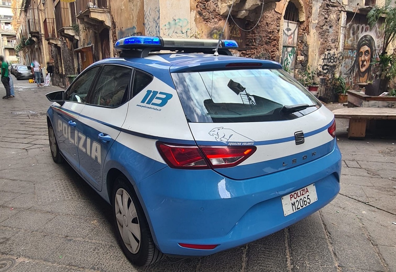 Inseguimento a San Berillo, fermato a bordo di un motorino rubato e con targa di cartone
