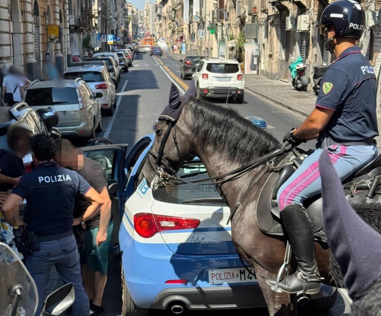 Catania, rubano una valigia da un’auto in sosta e fuggono in scooter: arrestati due 40enni