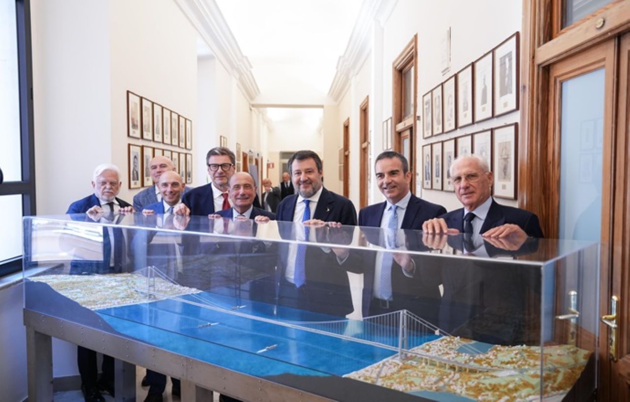Ponte sullo Stretto, firmato l’accordo di programma. Schifani: “Ulteriore passo concreto verso un’opera storica per la Sicilia”