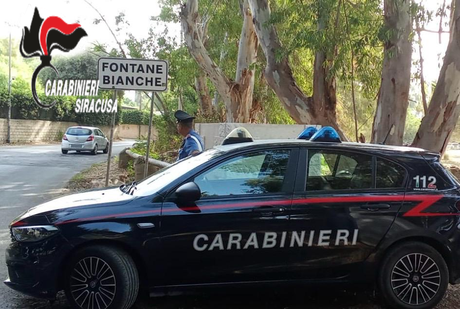 Danneggia un’ambulanza del 118 a Fontane Bianche: denunciato 22enne
