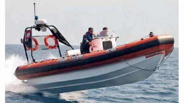 Soccorso gommone con undici persone a bordo